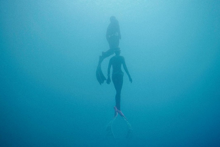 <p>Уральские кинематографисты принимают участие в еще одном альманахе, на этот раз – документальном, который рассказывает об уникальных проектах в области социального спорта и людях, для которых движение стало способом измениться и изменить мир вокруг.<br />
Уральцы рассказывают о проекте екатеринбуржца Михаила Вайцеховского «Фридайвинг для каждого». Для людей с инвалидностью благодаря этому проекту погружение в воду стало способом выйти из изоляции и почувствовать настоящую свободу.</p>
<p>– В первую очередь это история о людях, сделавших неочевидный шаг и изменивших свою жизнь. Они своим примером доказывают, что выбор есть всегда, и только мы несем за него ответственность. Именно это ощущение мне хочется передать зрителю», – рассказывает о проекте режиссер Кирилл Лукин.</p>
<h4>Вегетация</h4>
<h6>Кто: ПЦ «Среда», OKKO</h6>
<h6>Где: Челябинская область, Московская область</h6>