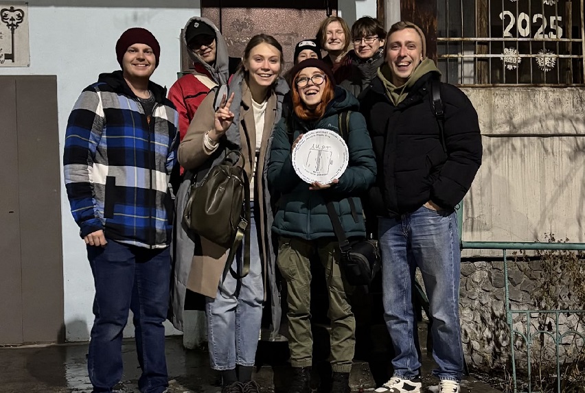 <p>Короткометражку о двух разных людях, запертых вместе пространстве старого лифта, снимали… в настоящем грузовом лифте одного из домов Ленинского района уральской столицы. Неудивительно, что по словам режиссера Анастасии Крючковой, самым сложным этапом стал препродакшн, когда нужно было договориться с управляющей компанией о съемках.</p>
<p>– Было очень много жильцов, которые были против съёмки. Но нас поддержал Совет дома и главная по подъезду, они помогали уладить конфликты с соседями. Очень поддерживала проект сама съёмочная команда, так как финансирования практически не было и все работали на некоммерческой основе, – рассказала режиссер.</p>
<p>Съемки заняли две смены, в главных ролях молодые актеры – Александр Иванов и Наташа Субботина.</p>
<h4>Детский мир народов Урала</h4>
<h6>Кто: Культурное просвещение</h6>
<h6>Где: Свердловская область</h6>