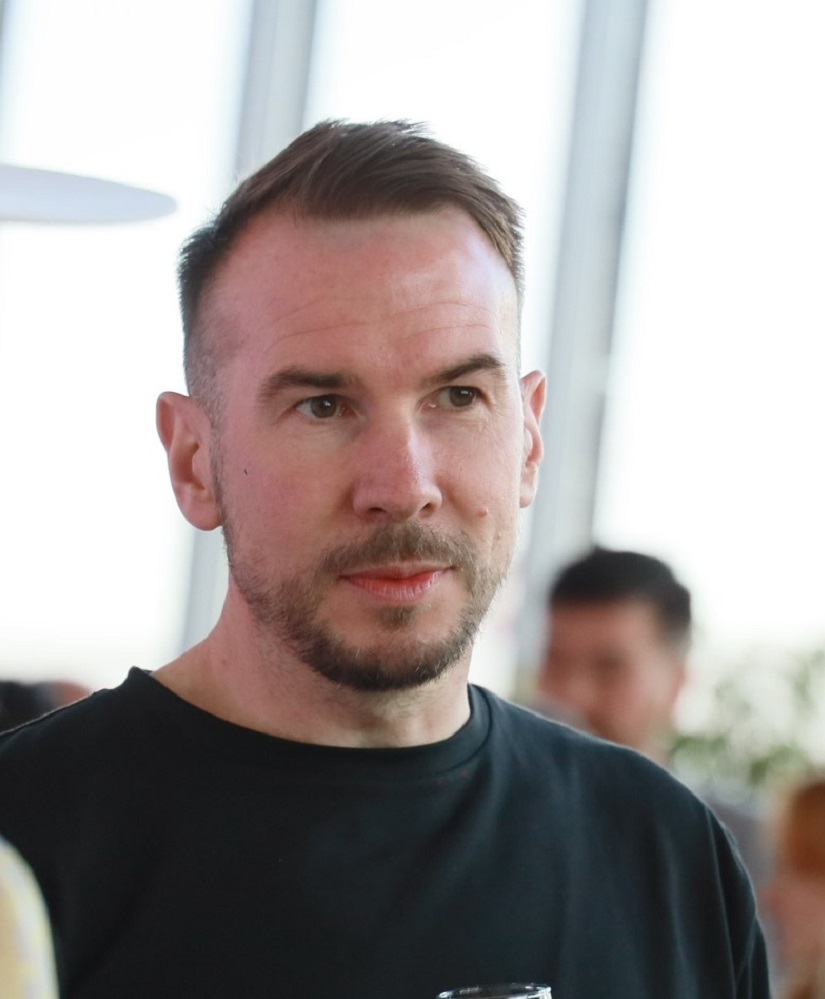 фото Артем Подкорытов