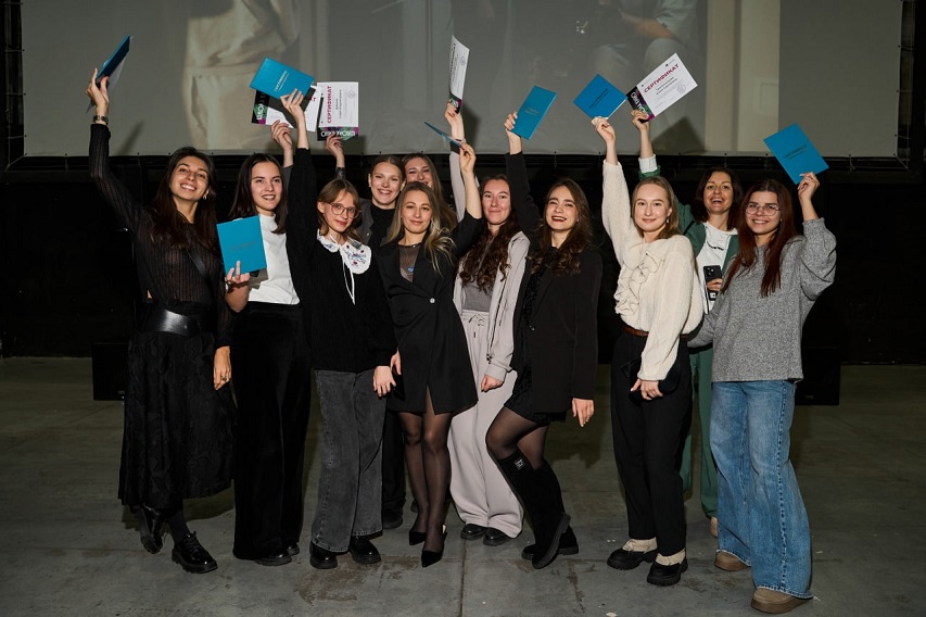 <p>Фото с выпускного Школы кино Свердловской киностудии</p>